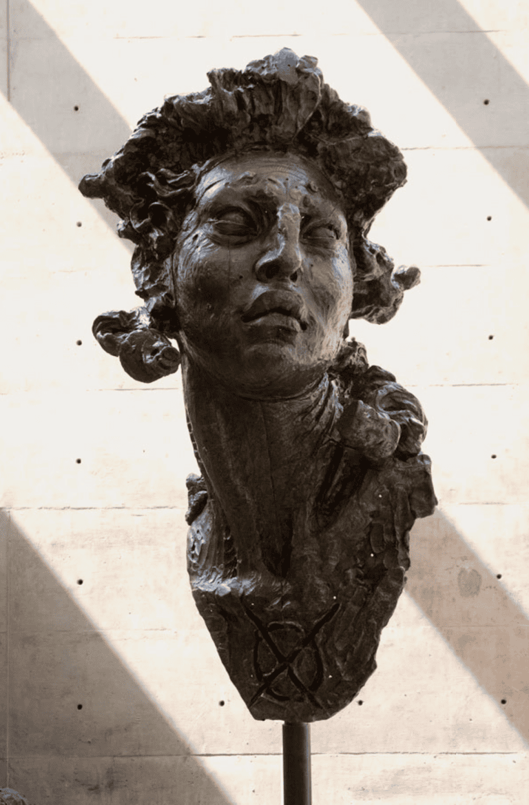 Obra "Cabeza sin Moño" de Javier Marín, representada por Aura Galerías