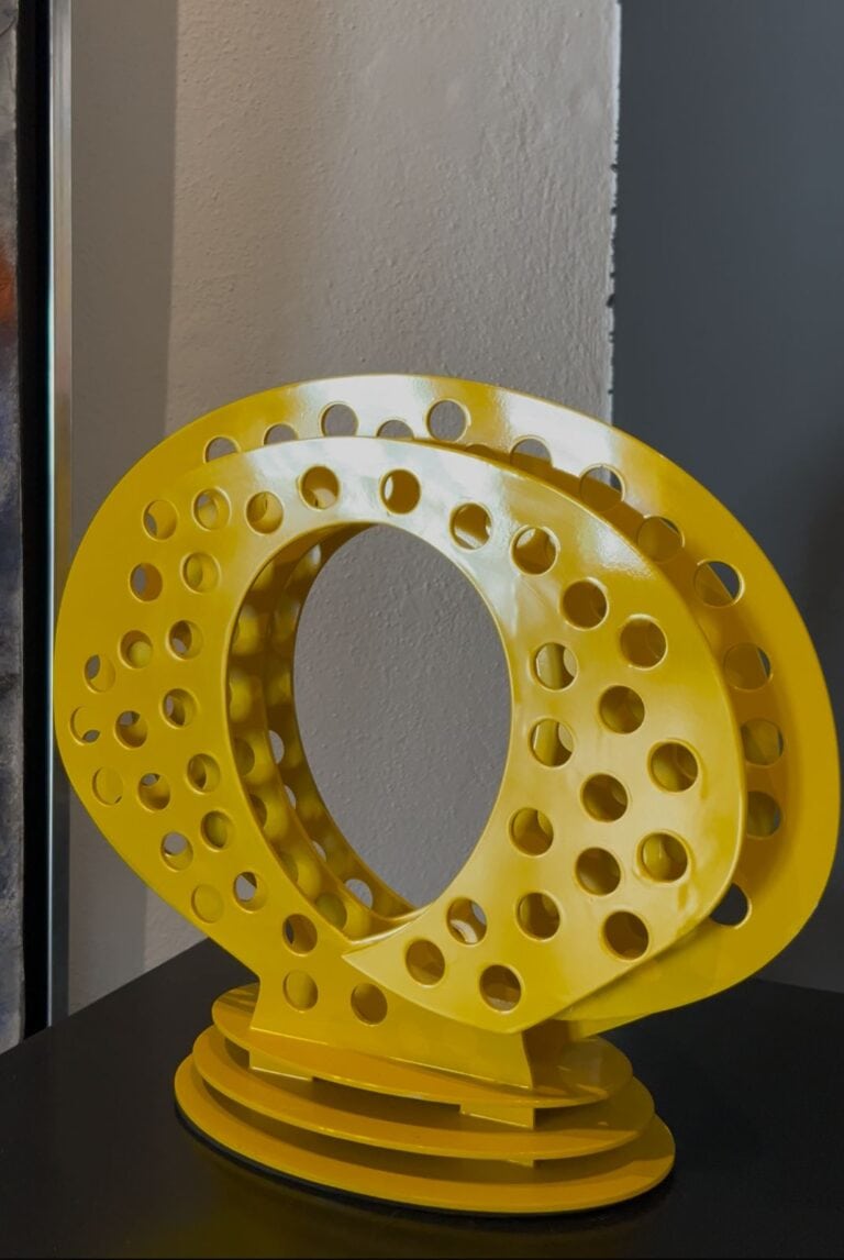 Obra "Pelotuda" de Miki, representada por Aura Galerías