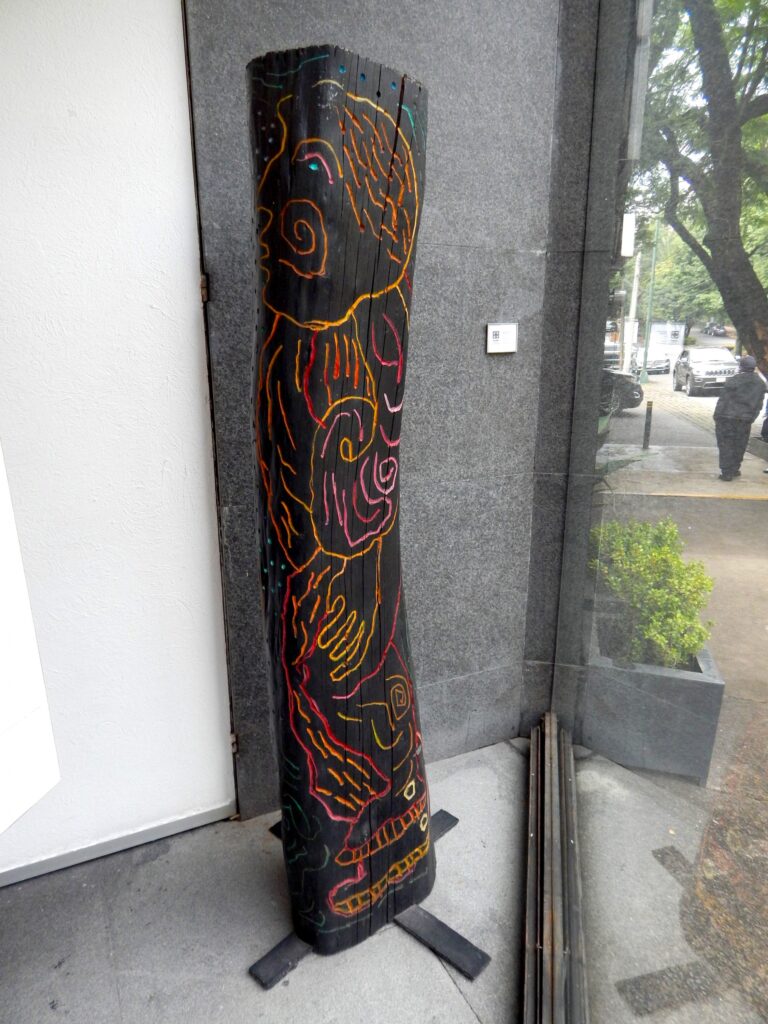 Obra "Dos corredores, Talla en Madera, 162 x 40 x 40 cm, por Benito Martinez Creel — Aura Galerías" de Benito Martinez Creel, representada por Aura Galerías